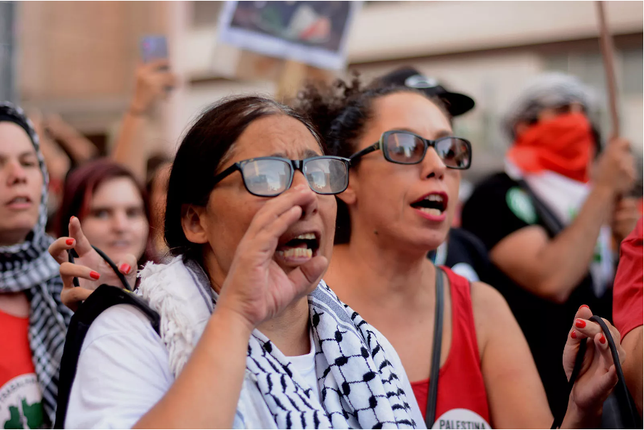 Journalist Soraya Misleh and historian Gal Souza, from the Front in Defense of the Palestinian People, denounce the silencing of the Palestinian voice by the media. [Photo: Lina Bakr]