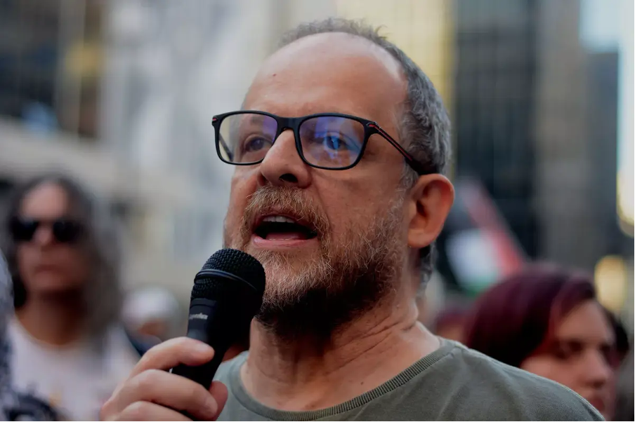 Journalist Breno Altman, at the Act against Israel's war in Gaza, on Av. Paulista, in S.Paulo, on November 4, 2023 [Photo: Lina Bakr]
