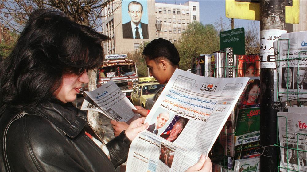اعتاد السوريُّون أن يجدوا في الصحافة السورية دعاية بيد السلطة الحاكمة – رويترز.