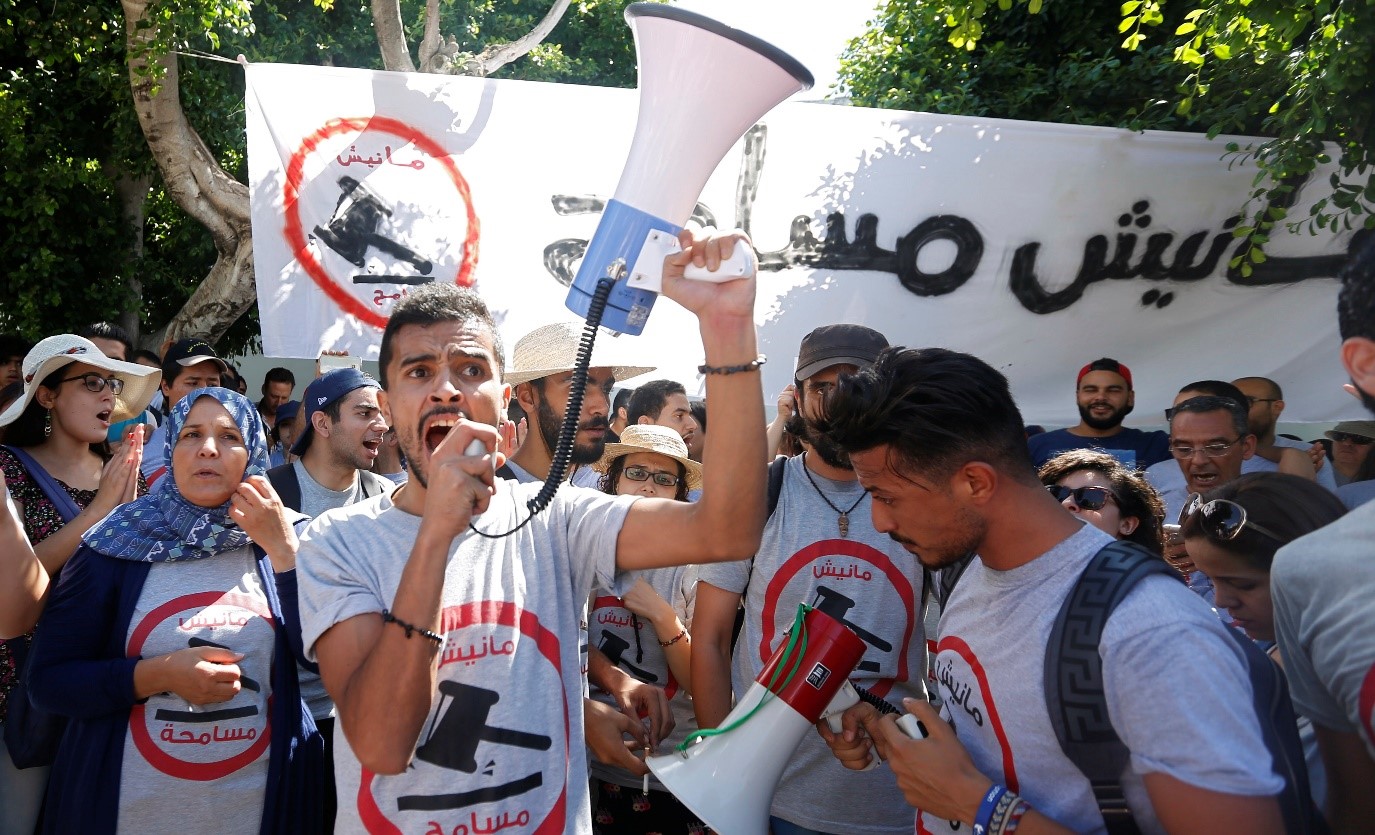 Tunisians demonstrate against a bill that would protect those accused of corruption from prosecution, in front of the Assembly of People's Representatives headquarters in Tunis, Tunisia July 28, 2017. REUTERS/Zoubeir Souissi - RTX3DCB8