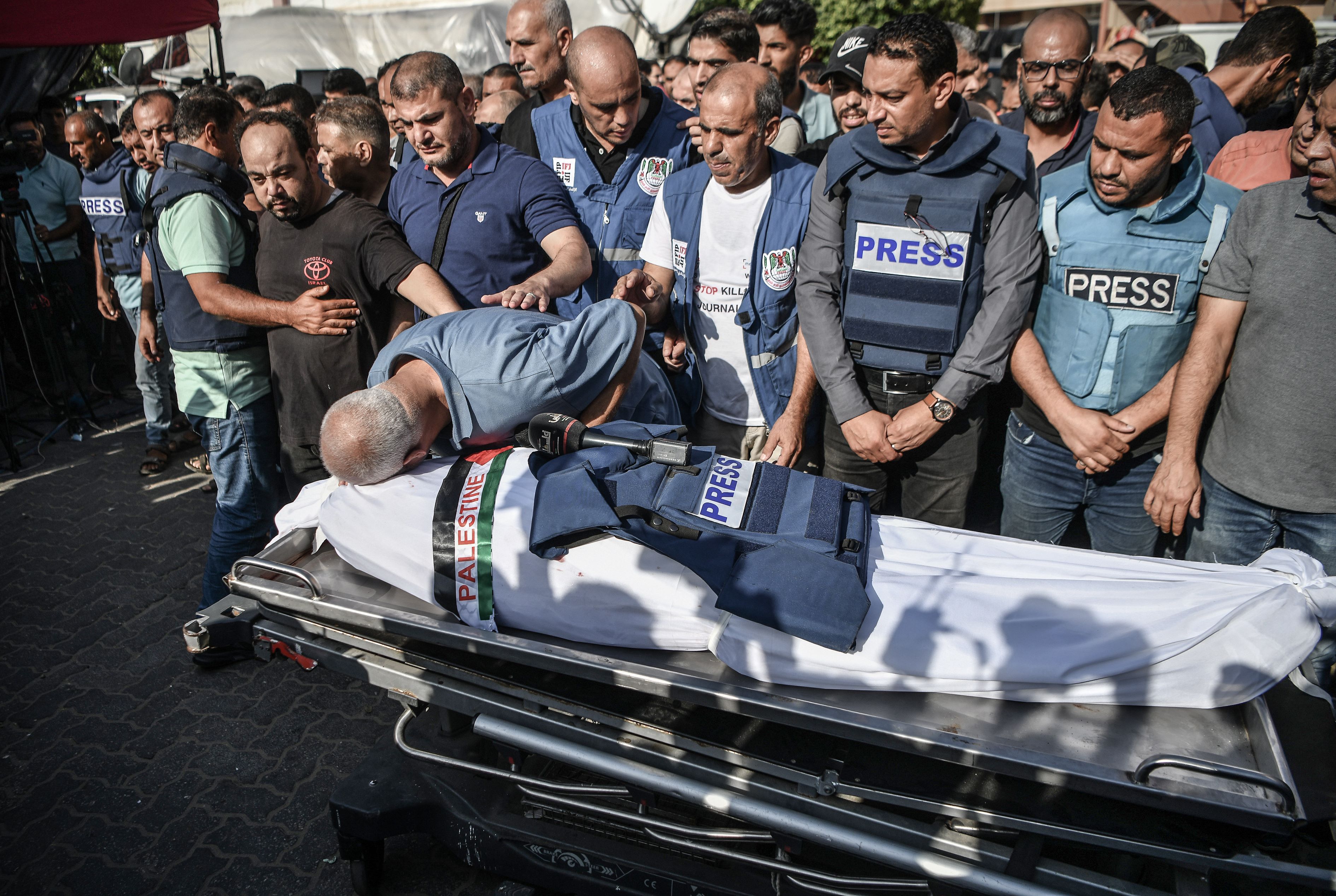 أكثر من 750 صحفيا يدينون قتل الصحفيين والتغطية الغربية المنحازة في الحرب  على غزة | معهد الجزيرة للإعلام