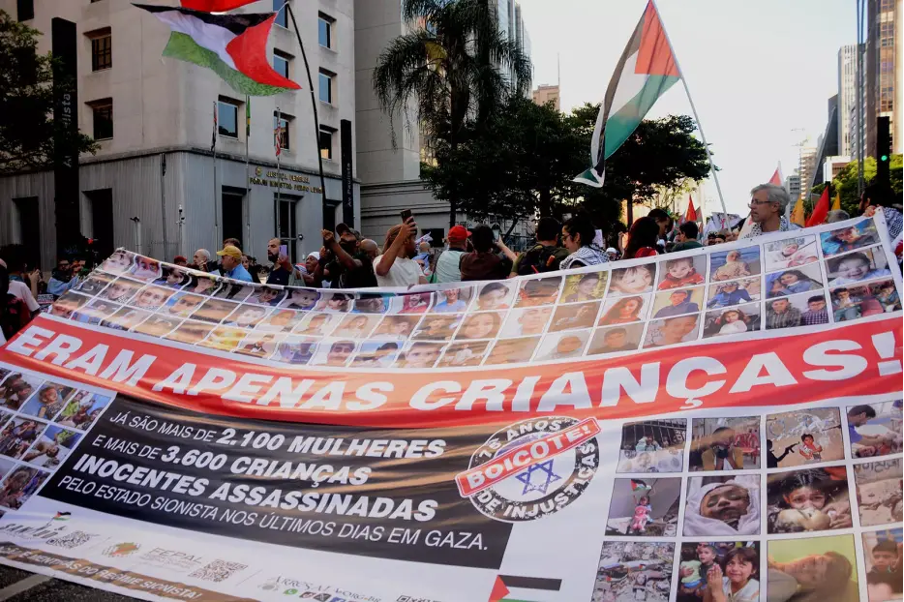A demonstration against Israel's war on Gaza on Paulista Avenue in São Paulo on November 4, 2023, draws attention to the deaths of children while the media focuses on the war against terrorists. [Photo: Lina Bakr]