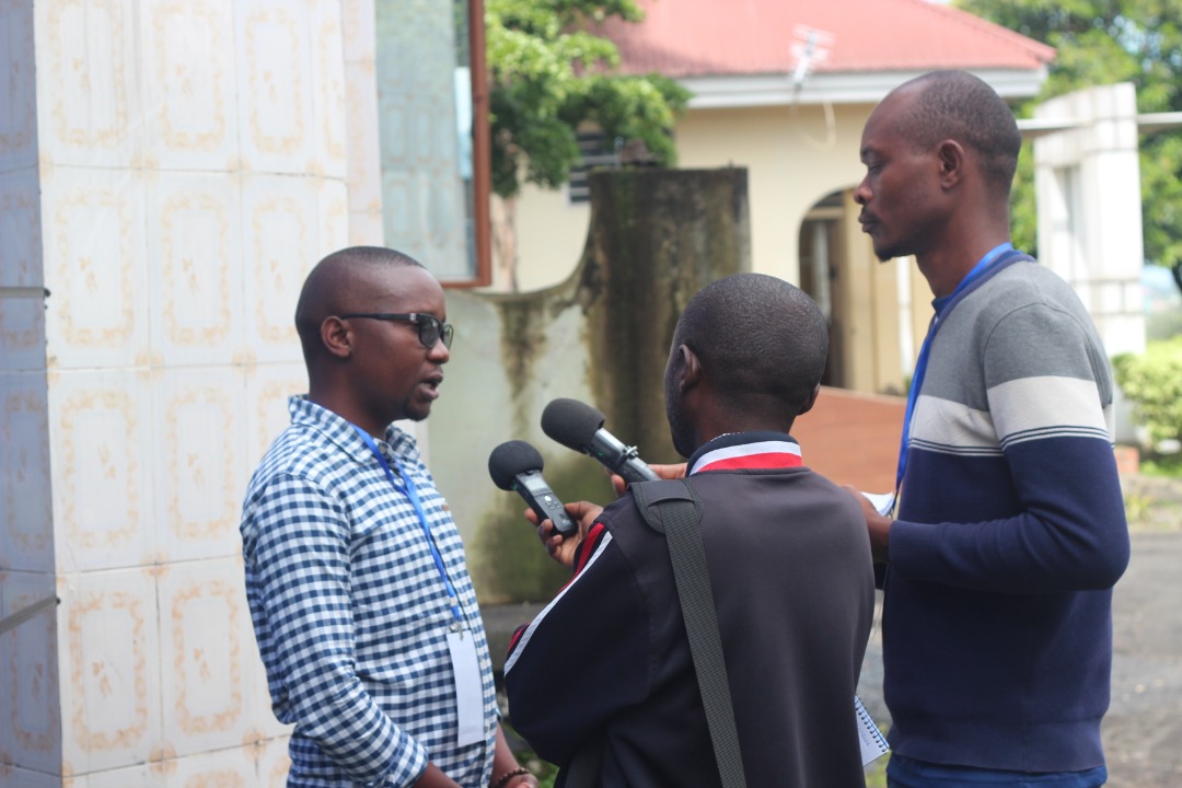 Journalists in eastern DRC interview a participant of a workshop on fake news in 2023 (Credit: Serge Bisimwa)