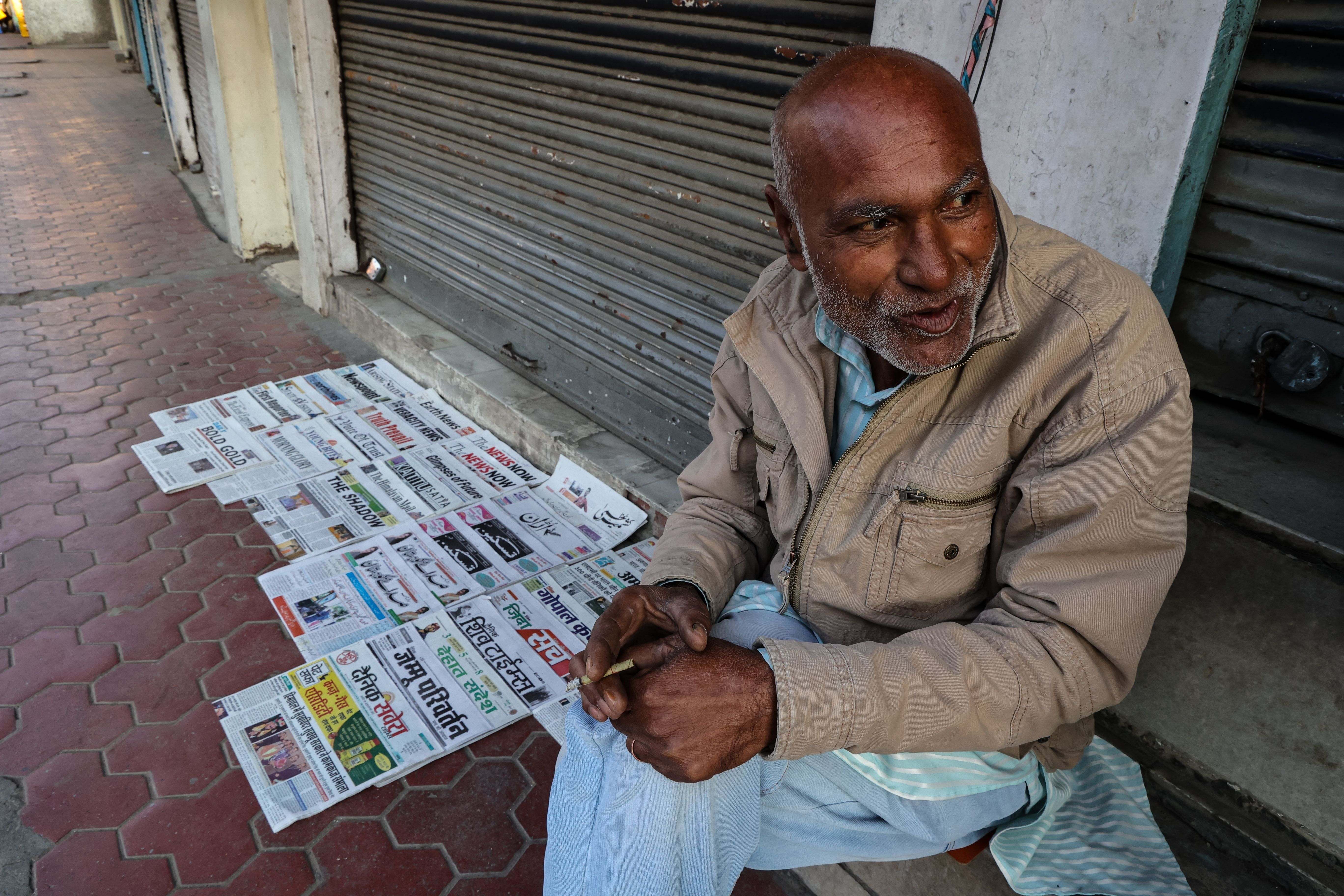 A veteran newspaper seller, with over 25 years of experience, waits for customers as physical papers become harder to sell. His struggle reflects the sharp drop in daily readers as the old printing world fades away in the digital age. (Photo: Nasir Kachroo. India – Dec 2022)