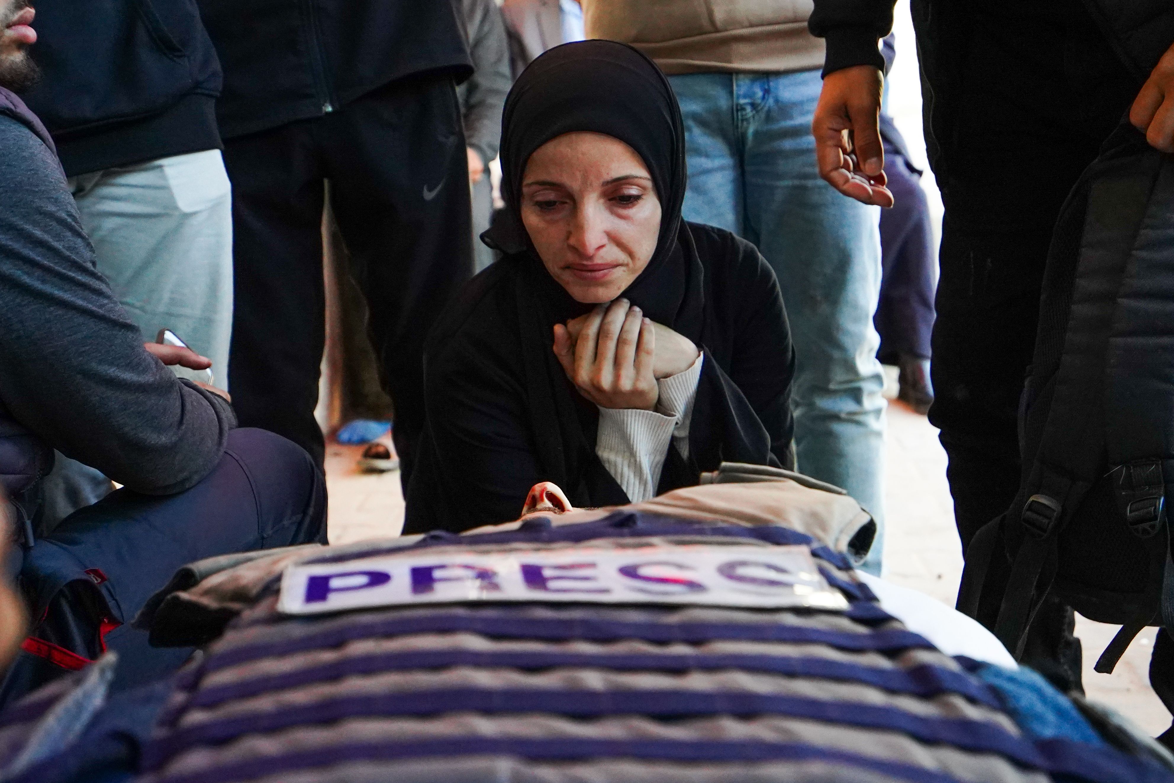 Mourners gather around the body of Al Jazeera journalist Mohammad Weshah during his funeral following a lethal Israeli airstrike at Al-Aqsa Martyrs Hospital in Deir al-Balah, central Gaza Strip. (Photo: Ramzi Abu Amer/APAImages. Deir al-Balah, Palestine – Apr 2026)