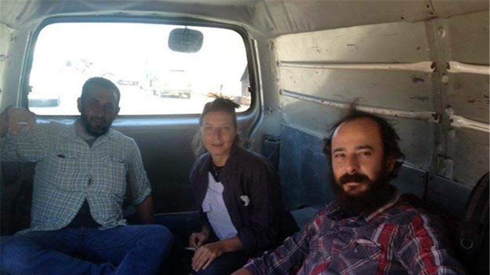زينة خضر وفريقها يسافرون في حافلة صغيرة أثناء رحلة في سوريا في العام 2013. الصورة من زينة خضر.