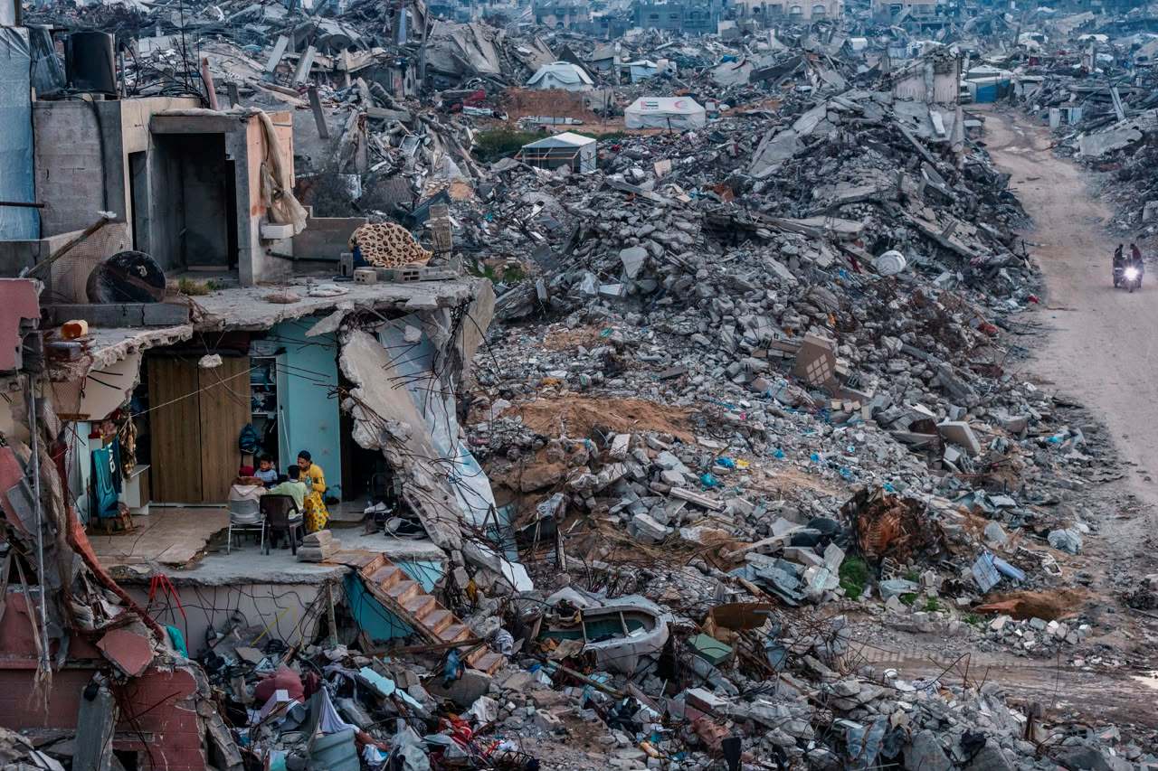 عائلة الشافعي التي تتناول إفطارها الرمضاني على ركام بيتها تصوير ساهر الغرة
