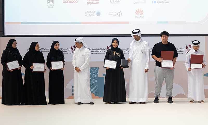 تكريم السيدة إيمان العامري لمساهمة المعهد في برنامج "مهنتي - مستقبلي".