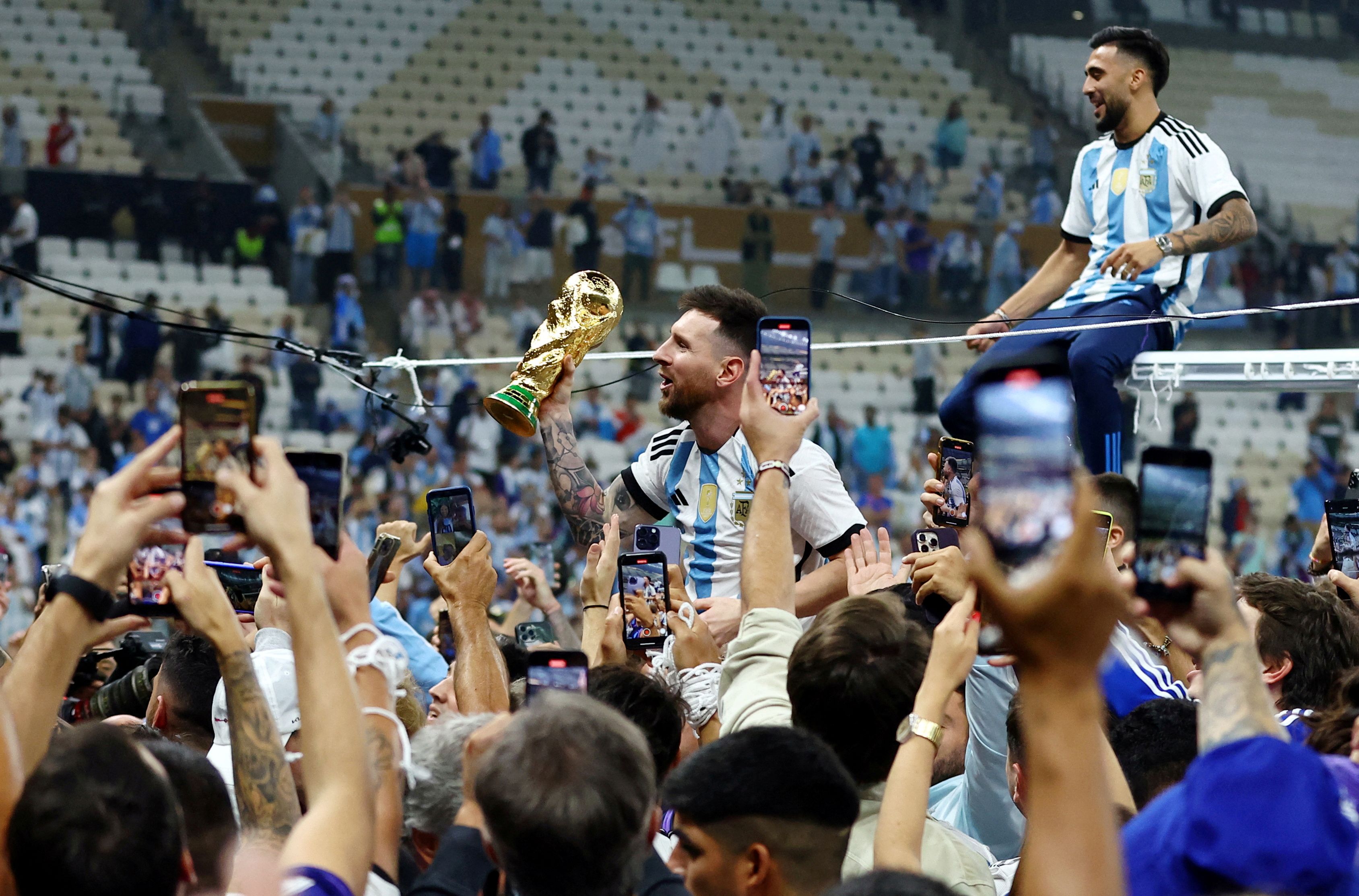 ليونيل ميسي، نجم الأرجنتين، يحتفل بالكأس بعد فوزه بكأس العالم في ملعب لوسيل رويترز/لي سميث