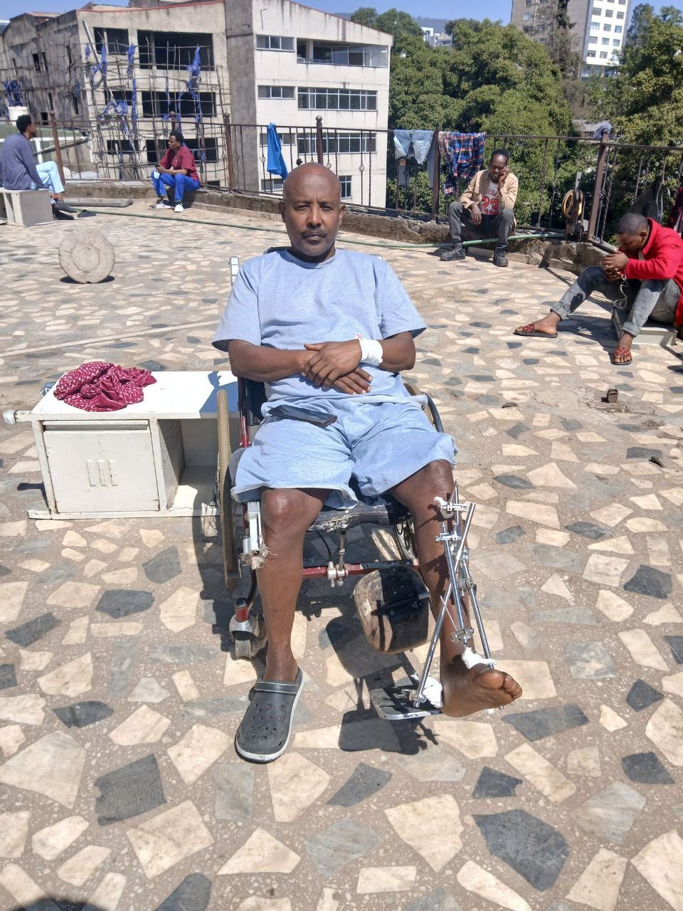 For Ethiopian journalist Fanuel Kinfu, 2025 has been nothing short of a nightmare. The founder of the online outlet Fentale Media broke his left leg on November 19 after jumping off the first floor of a building in Addis Ababa while attempting to escape from armed men believed to be government security agents. Now fitted with metal braces on his leg, Kinfu is unable to work and is struggling with mounting medical and living expenses. 