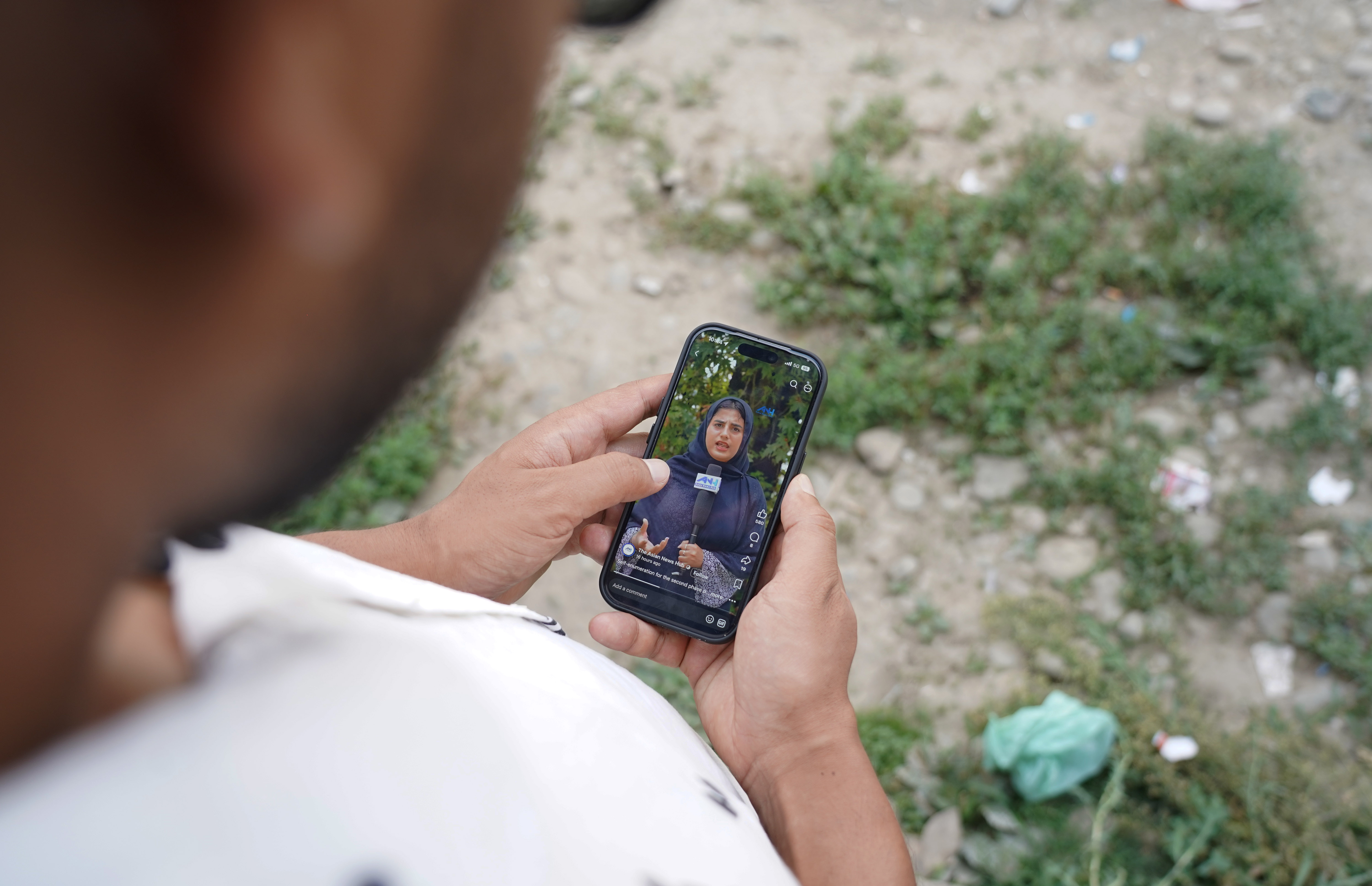 A user streams a digital news report on a smartphone, illustrating the shift toward mobile-first news consumption. Photo by Sajad Hameed