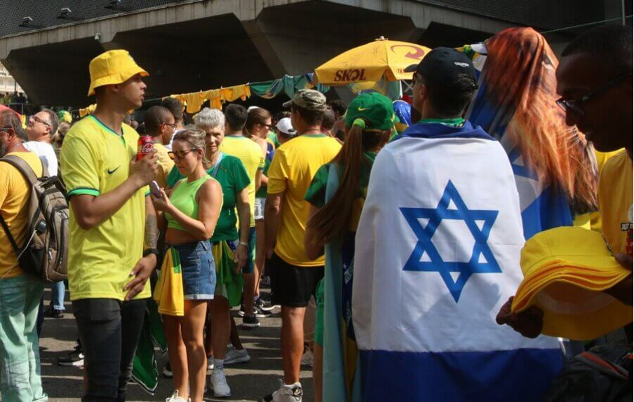 Far-right demonstrations protesting the potential arrest of former president Jair Bolsonaro feature Israeli symbols alongside Brazilian ones. February 25, 2024 [Rovena Rosa/EBC].