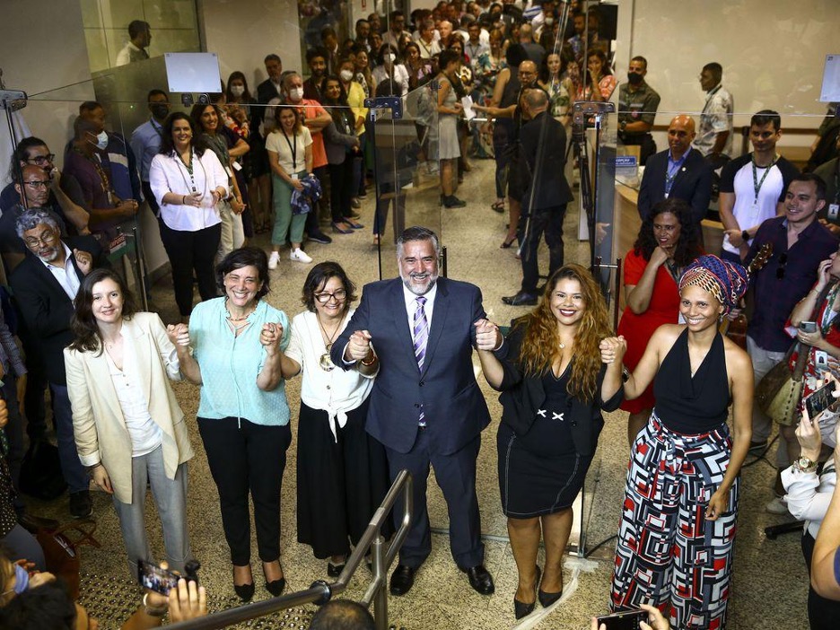 The Minister of the Secretariat of Communication, Paulo Pimenta, swears in journalist Kariane Costa, the workers' representative at EBC, and highlights a team of five women tasked with managing the company during efforts to contain the coup attempt on January 8 in Brazil. [Marcelo Camargo/EBC]