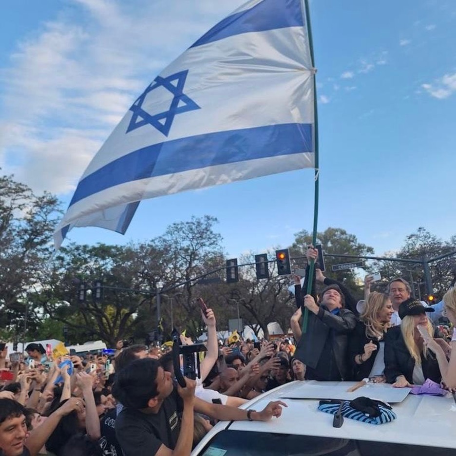 POST from X. Frequent presence of Israeli flags at Javier Milei’s campaign events [Galizia Livre].