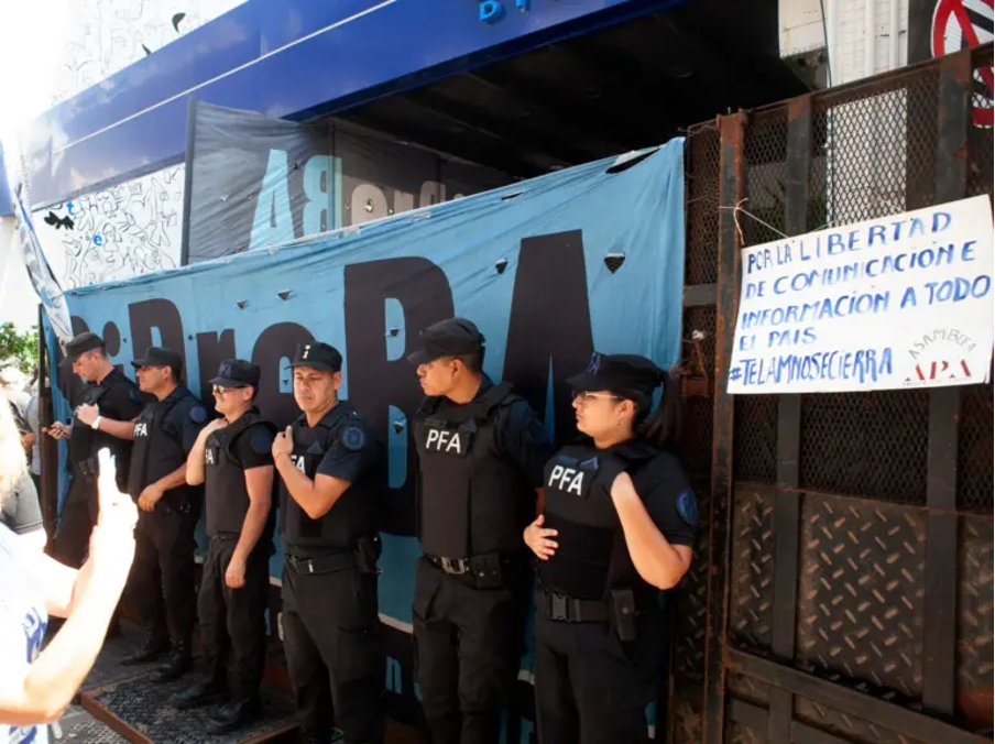 Police officers in front of Télam's headquarters in Buenos Aires on March 4, 2024. [Somostelam.com.ar]