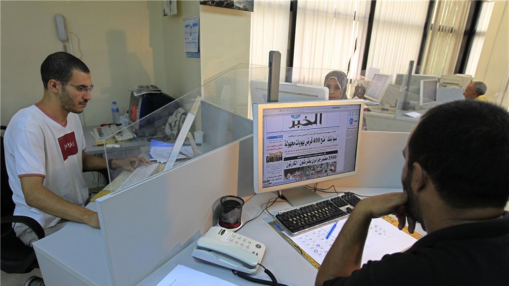 ما مصير الصحف التي تعتمد على "النص" في زمن "مقاطع الفيديو"؟ الصورة من جردية الخبر الجزائرية التي انتقلت للإعلام الرقمي. تصوير: زهرة بنسمرا - رويترز.