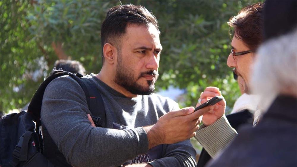 الصحفي العراقي علاء الزلزلي، بدأ العمل في الصحافة كهواية حتى احترافها، وهو متخصص الآن بالصحافة الاستقصائية.