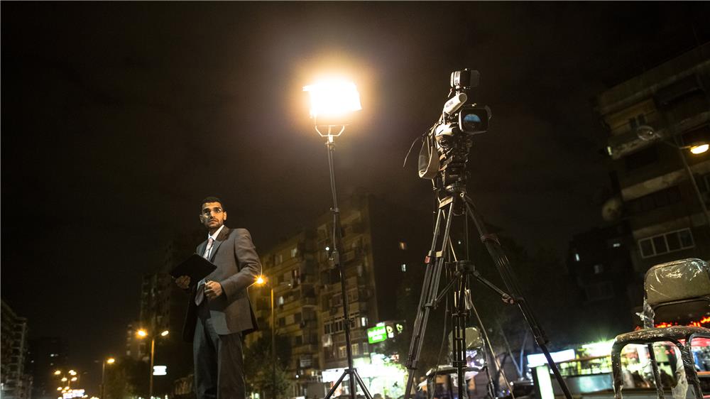 الفجوة كبيرة بين ما يتعلمه الصحفي في الكلية وما يمارسه في الميدان. القاهرة، 15 ديسمبر/كانون أول 2012 - تصوير دانيال بريهولاك، غيتي.