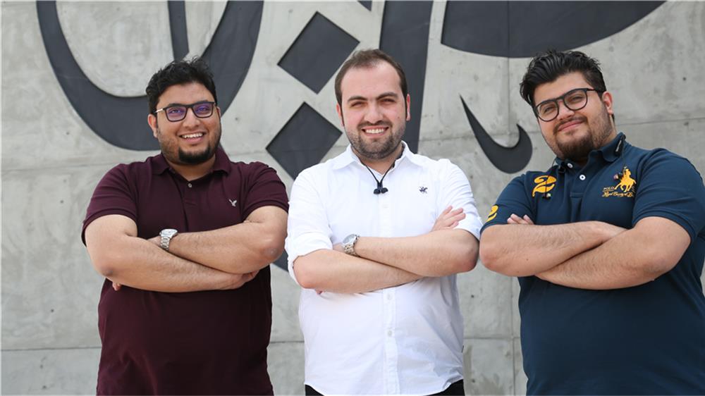 فريق "ميدان" من اليمين: عمر حكواتي، عبد الله الرشيد وأنس حسن – الجزيرة.