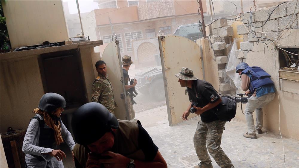صحفيون خلال تغطية اشتباكات بين القوات العراقية وتنظيم الدولة في الموصل العراقية، 16 مايو/أيار 2017. تصوير: دانيش صديقي – رويترز.
