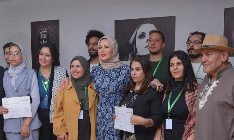 صورة جماعية لتخريج الدورة تتوسطهم الإعلامية خديجة بن قنة