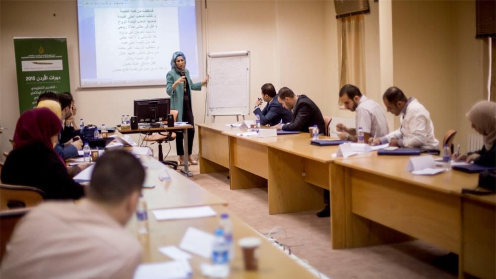 مذيعة الجزيرة خديجة بن قنة خلال دورة تدريبية في معهد الإعلام الأردني. الجزيرة