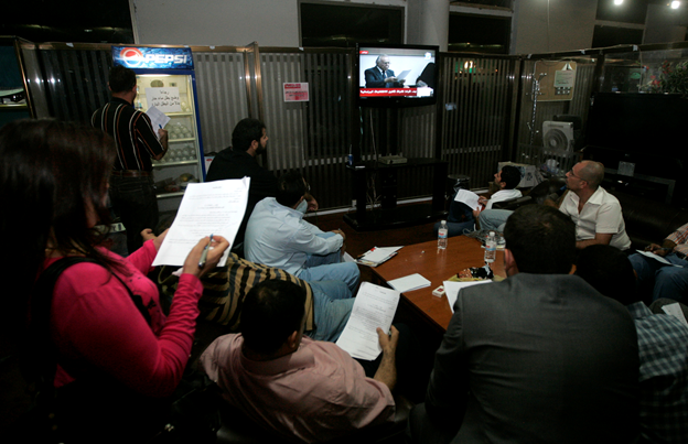 صحفيون عراقيون يشاهدون تصويت البرلمان العراقي على قانون الانتخابات. بغداد 2009 (رويترز)