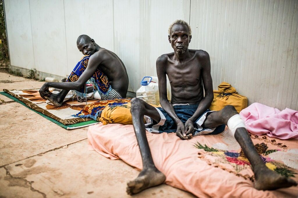 سودانيُّون في إحدى العيادات المتنقلة لمؤسسة أطباء بلا حدود في ولاية أعالي النيل، جنوب السودان مارس/آذار