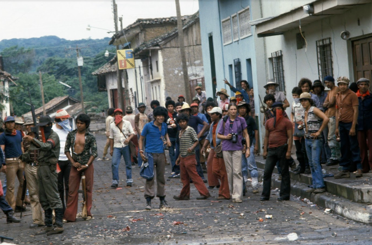 المصورة الأميركية سوزان ميسيلاس وهي تغطي الحرب الأهلية في نيكاراغوا عام 1979. تصوير: ماثيو نايتسونز - غيتي.