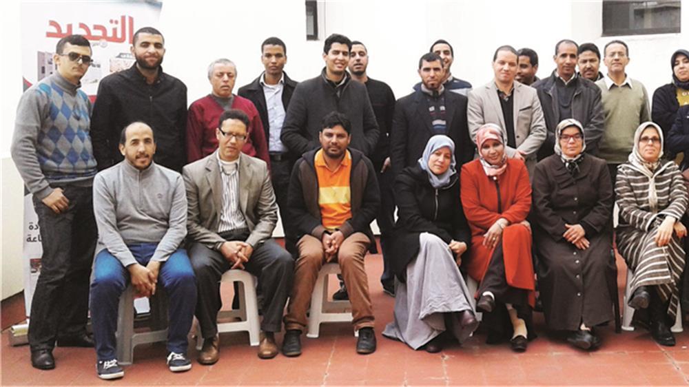 فريق عمل صحيفة "التجديد" المغربية في صورة جماعية قبل إغلاقها.
