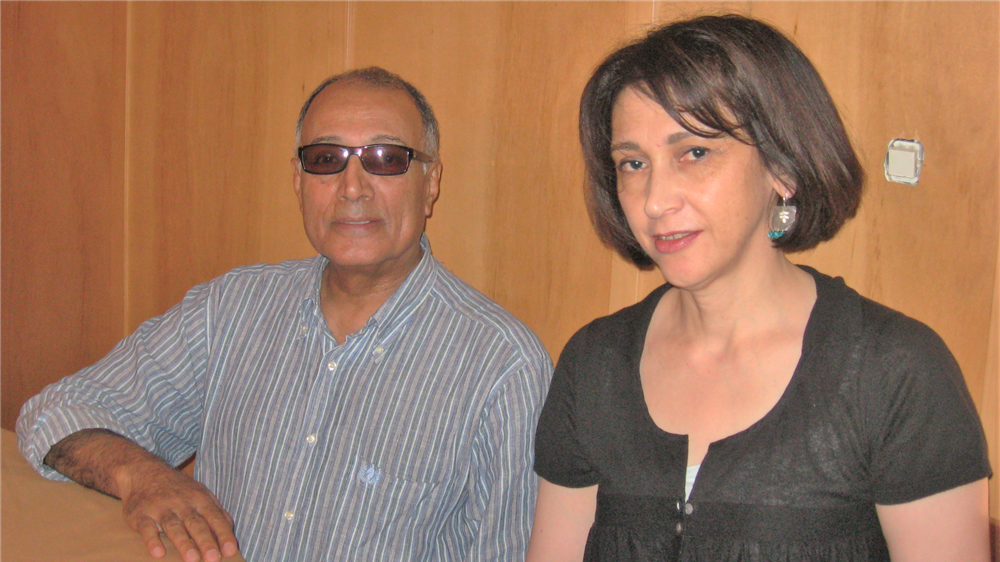 ندى الأزهري مع المخرج الإيراني العالمي عباس كيارستمي في أحد لقاءاته النادرة مع الصحافة العربية. طهران 2010.