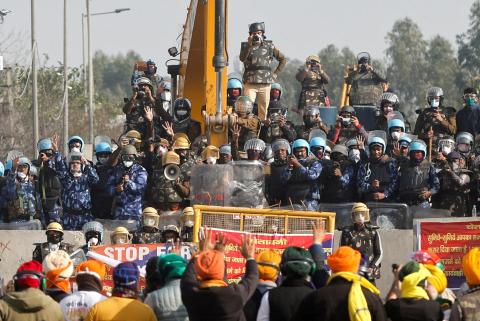  Indian farmers march towards New Delhi to press for better crop prices. (Reuters, Shamhu Border - 